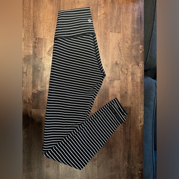 lululemon athletica Pants - 20.🍋 Lululemon Wunder Under 28” (Luxtreme) Black & White Stripped